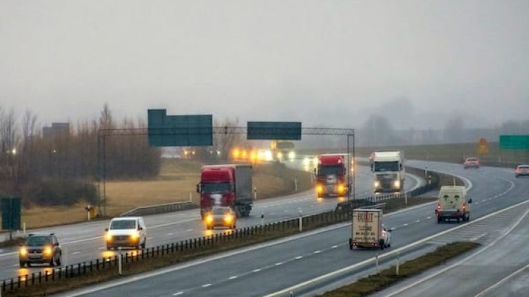 Trafik på motorväg i disigt väder Trafik på motorväg i disigt väder