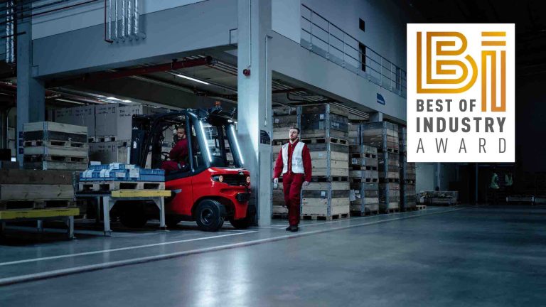 Lagerarbetare går bakom en truck