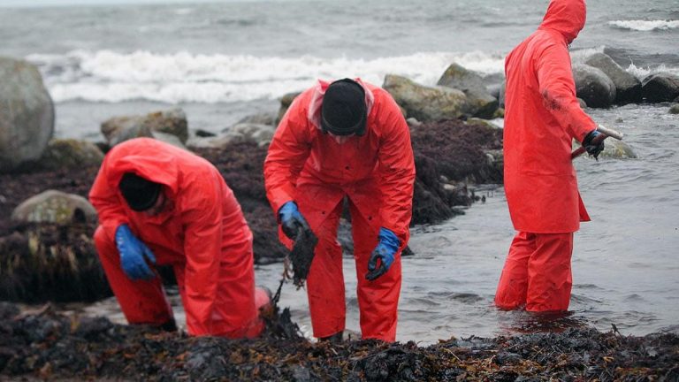 Arbete pågår med att ta upp olja från TT-Lines färja Marco Polo.