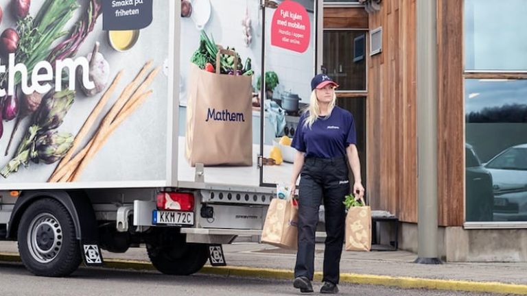 Kvinna levererar varor från Mathem Kvinna levererar varor från Mathem
