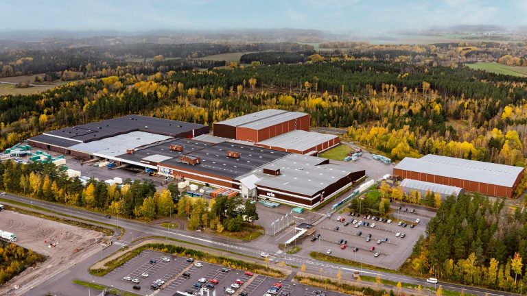 Flygbild av reservdelsföretaget Orios anläggning i Nyköping.