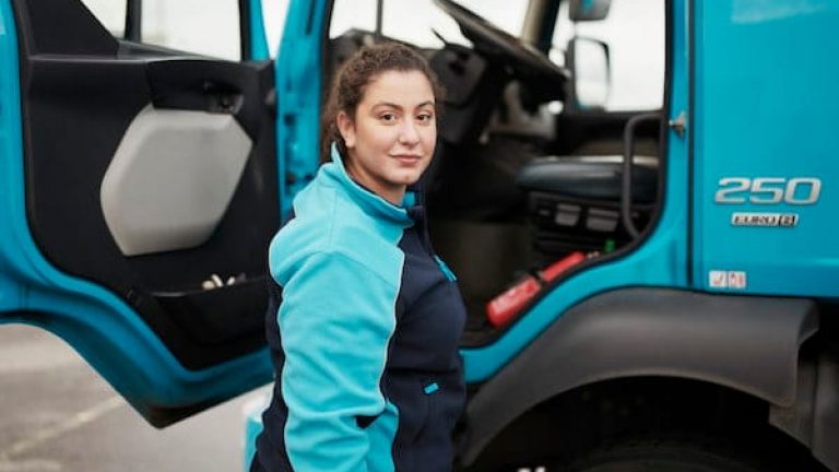 Kvinnlig chaufför för Postnord