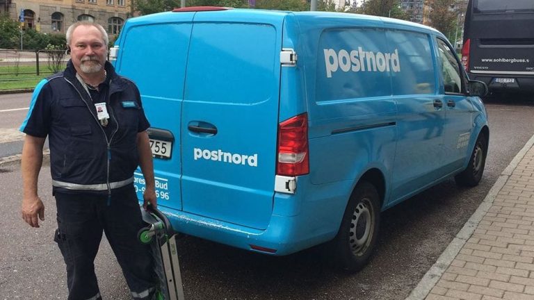 Manlig förare vid Postnord-bil