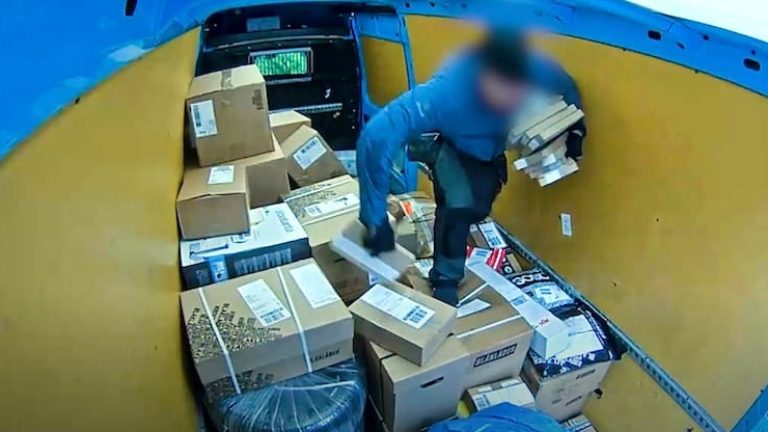 Bilden från Postnords egen film där man riggat en av sina paketbilar i Stockholm med dold kamera då tjuvar bröt sig in och stal paket.