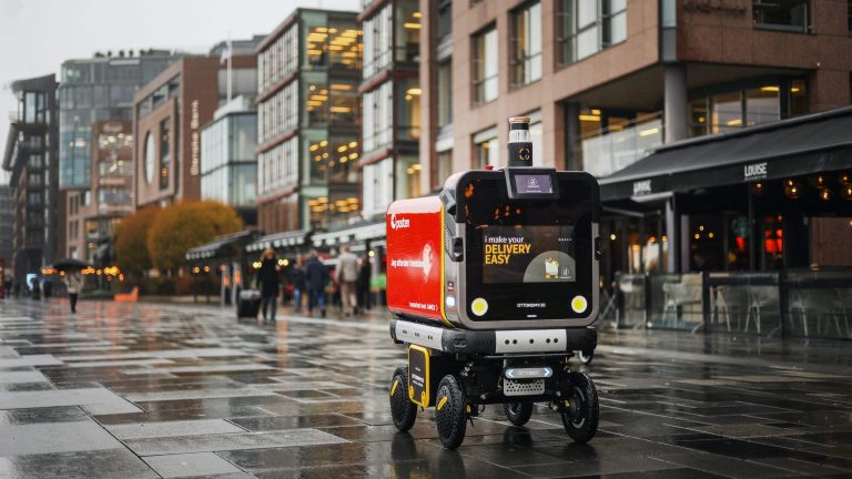 Självkörande robot kör på Aker Brygge i Oslo