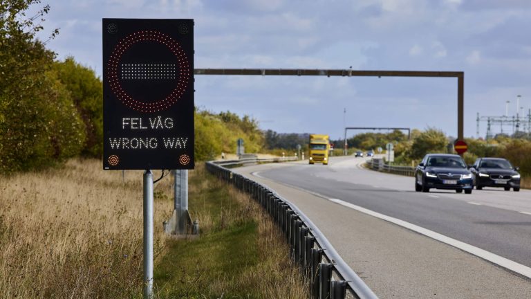 Dynamisk skylt som ska varna trafikanter som kör i fel riktning.