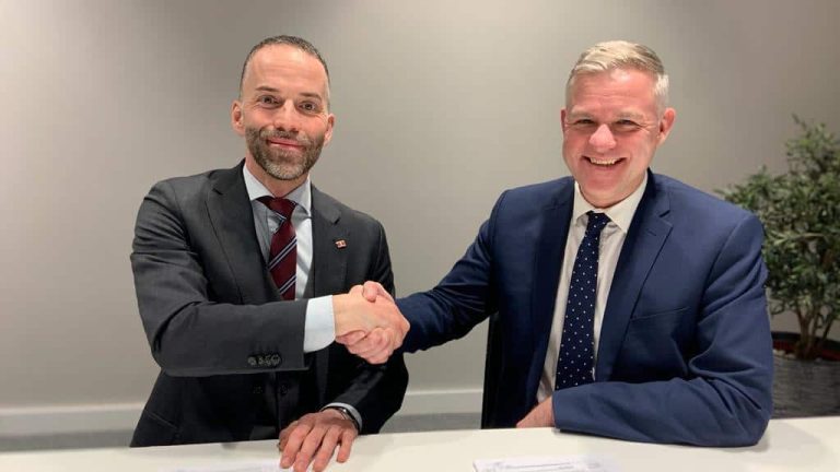 Handslag om avtal mellan två män