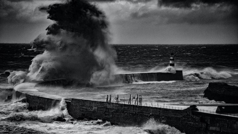 En pir i stormigt väder