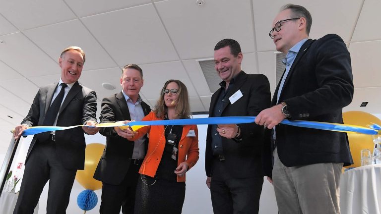 Band klipps vid officiell invigning