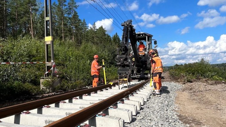 Arbete pågår vid banvall