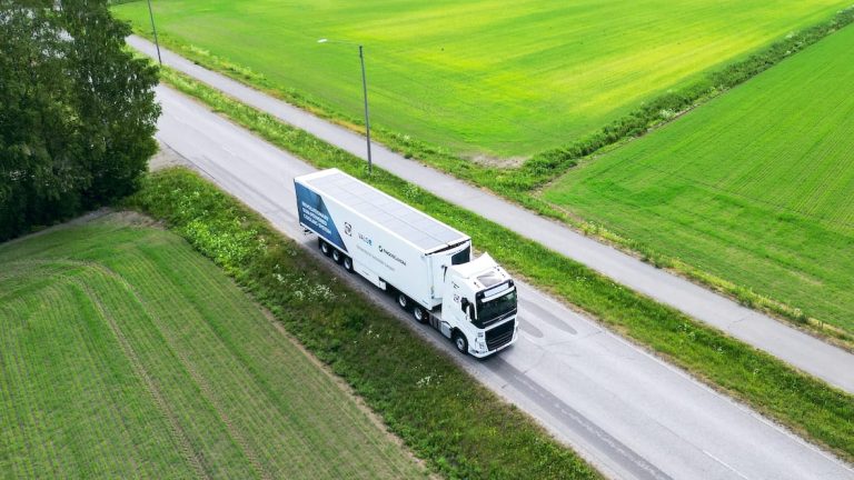 Trailer med solcellspaneler