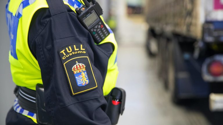 Uniformerad tullpersonal med reflexväst