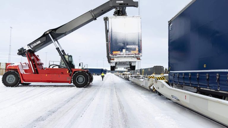 En truck lyfter en container En truck lyfter en container