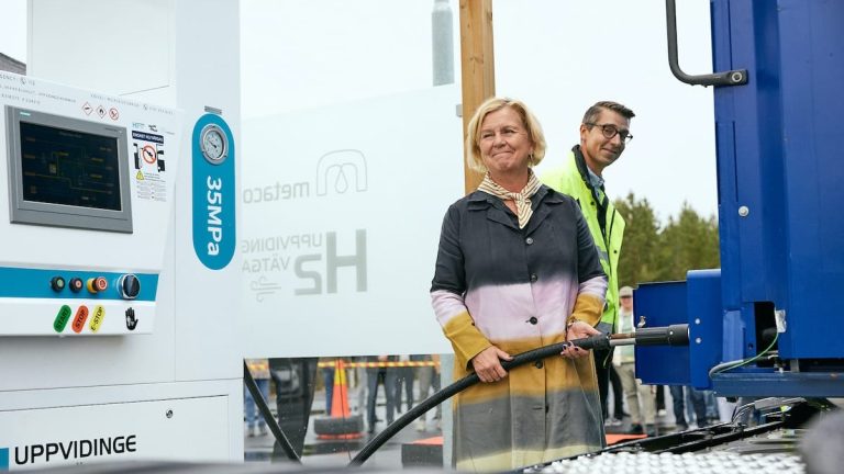 Maria Arnholm, landshövding i Kronobergs län, vid invigningen av vätgasstationen.