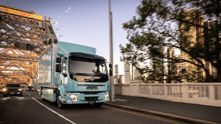 Eldriven Volvo-lastbil kör i stadstrafik.