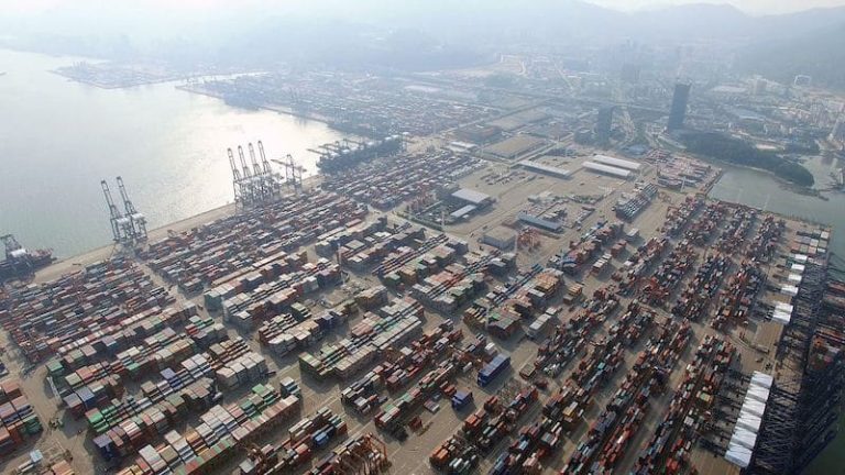 Gigel.atat/Wikimedia (https://commons.wikimedia.org/wiki/File:Yantian-port_from_above.jpg)