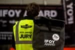 Man med reflexväst med trycket "jury"