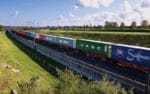 Den nederländska Betuwe-godsbanan mellan Rotterdam och Tyskland håller på att byggas ut från två till tre spår. Nu laddar landets banverk för att testa förarlösa tåg med DB Cargo.