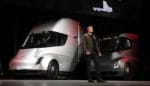 Elon Musk lanserade sin nya eldrivna lastbil Tesla Semi under ett stort evenemang i sitt designcentrum i Los Angeles,