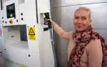 Infrastrukturminister Anna Johansson provar på den nya vätgasmacken.