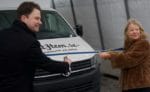 Karolin Kull, grundare av Mathem, klipper bandet till den nya el-Transportern tillsammans med Frederik Engelfeldt som är chef för distributionen.