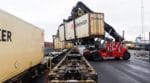 Trailrarna lyfts av och på tåget med truckar – ett par år framöver.