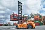 Containerlyftare lyfter en tomcontainer