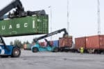 Kombiterminal med reachstackers som hanterar containrar