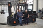 Martin Andersson och Stefan Hansson från Merlinum Forklift framför en 9-tonstruck.