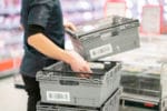 Butikspersonal hanterar plastpall