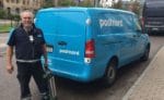 Manlig förare vid Postnord-bil