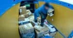 Bilden från Postnords egen film där man riggat en av sina paketbilar i Stockholm med dold kamera då tjuvar bröt sig in och stal paket.