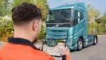 En man använder Volvos nya säkerhetsapp