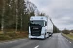 Eldriven Scania-lastbil på en väg utan övrig trafik