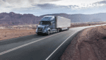 Volvo-lastbil på väg i ökenlandskap