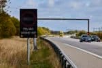 Dynamisk skylt som ska varna trafikanter som kör i fel riktning.