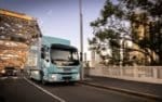 Eldriven Volvo-lastbil kör i stadstrafik.