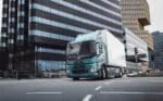 En Volvo-lastbil i stadsmiljö